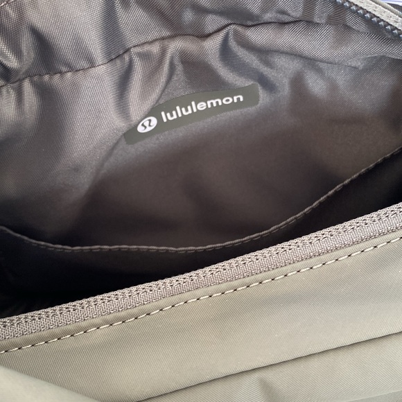 ❤️ Lululemon Mini Shoulder Bag 4L Grey Sage NWT - Picture 13 of 16